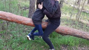 Кончаем в одежде на бревно – lesbian_illusion